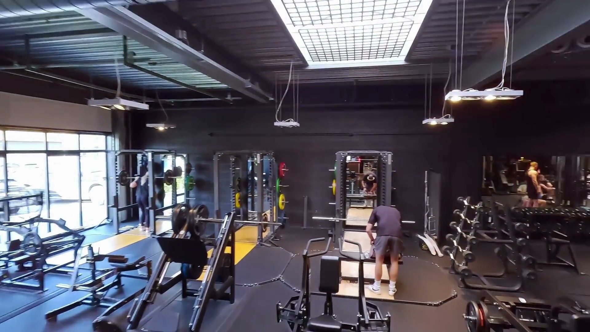 Squatrekken en liftplatforms met halterschijven in Sportschool Bushido