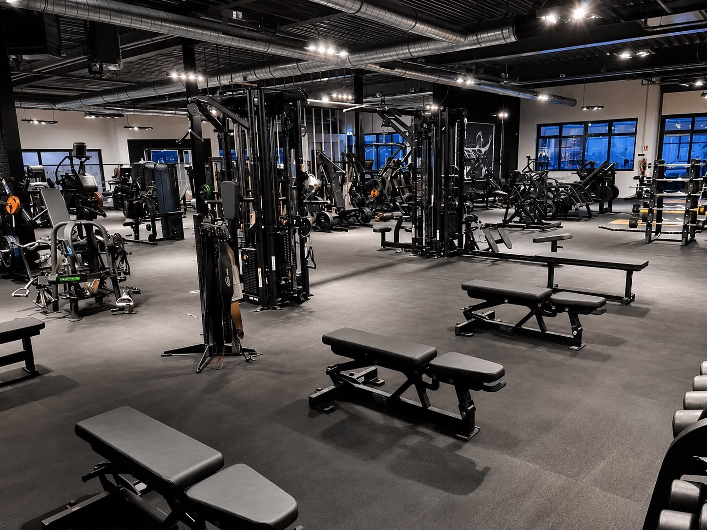 Overzicht van de krachtzaal van Sportschool Bushido in Tiel met halterbanken en apparaten
